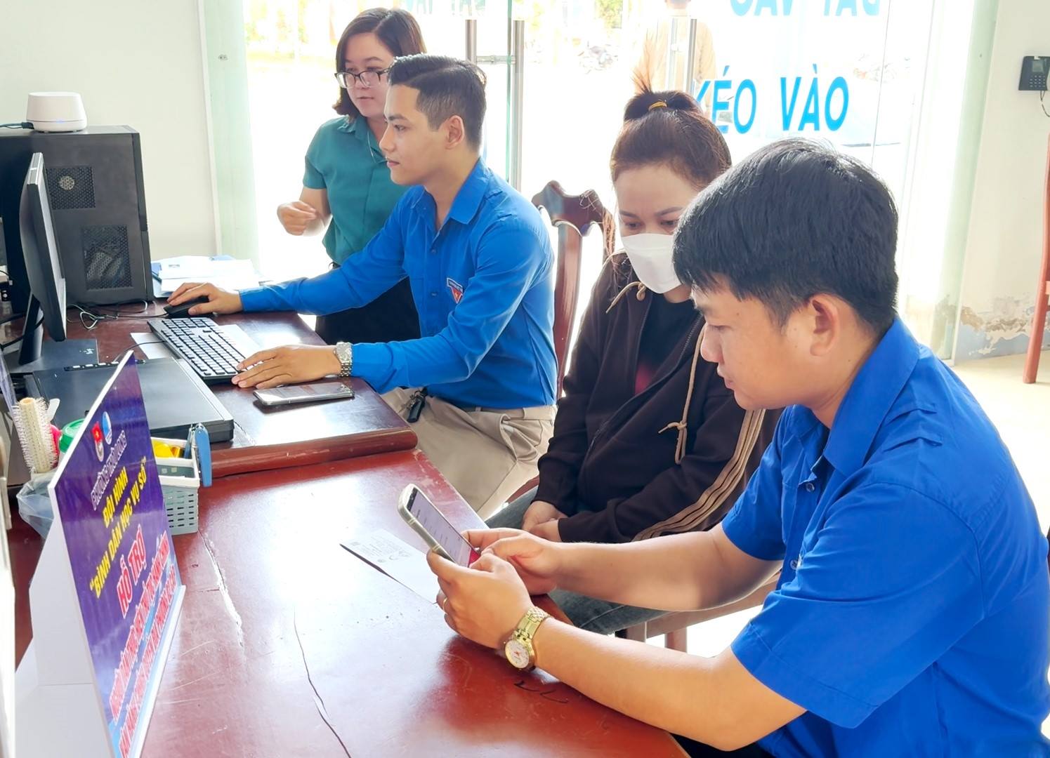 Đoàn viên thanh niên các địa phương ra quân đội hình tình nguyện “Bình dân học vụ số” hỗ trợ vận hành chính quyền địa phương 2 cấp